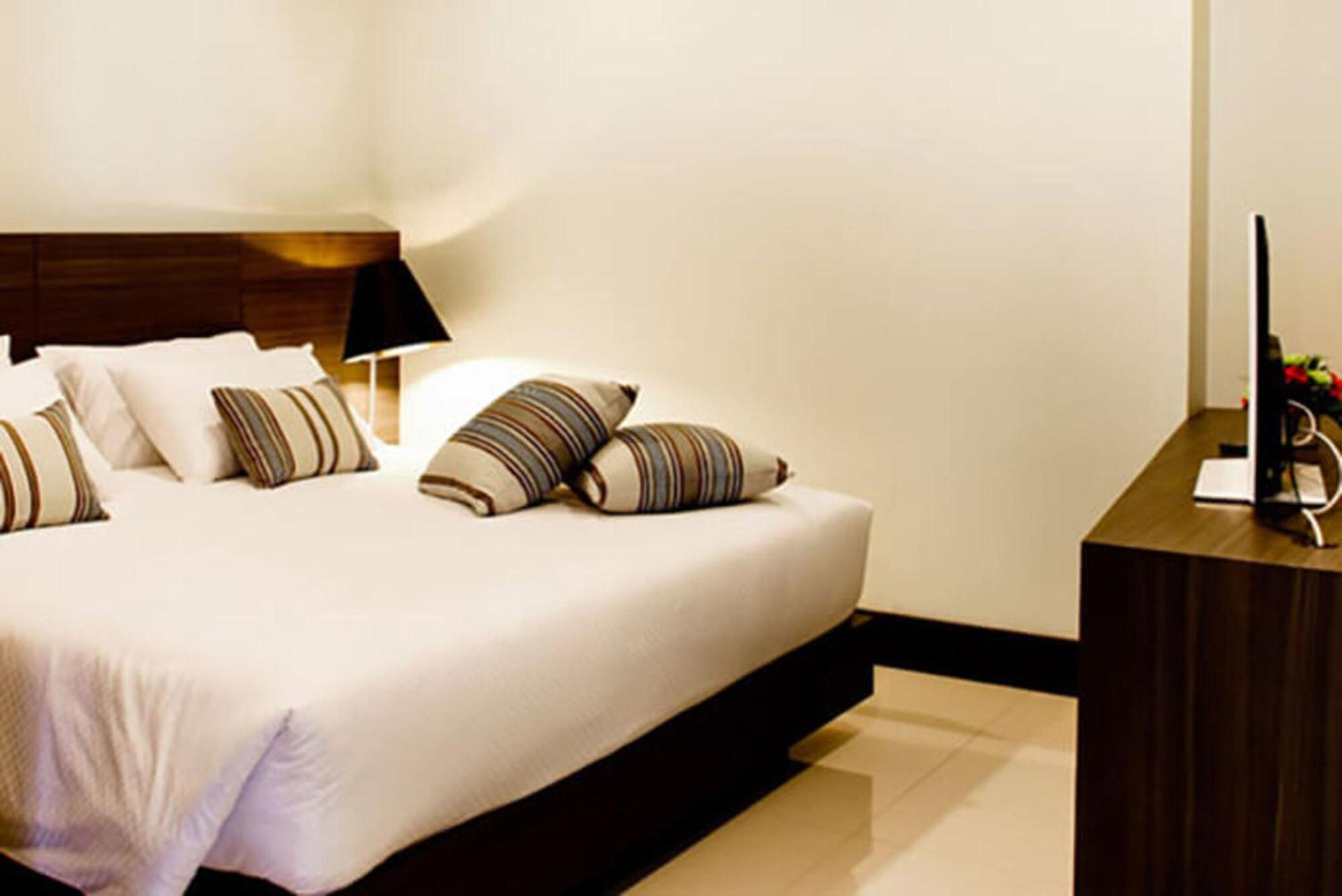 Crystal Suites Suvarnbhumi Airport Бангкок Екстер'єр фото